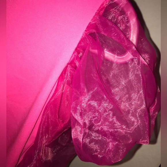 🍬2 for $10🍬 Boohoo hot pink semi crop shirt with tulle - Picture 2 of 4